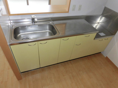 【キッチン】 | エバーグレイス | 広くて綺麗な窓付きのキッチンです。