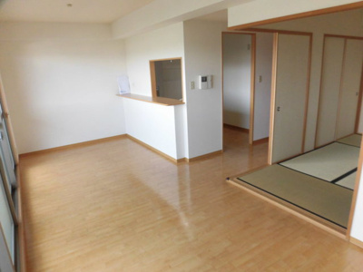 【居間・リビング】 | エバーグレイス | 開放感のある明るいお部屋です。