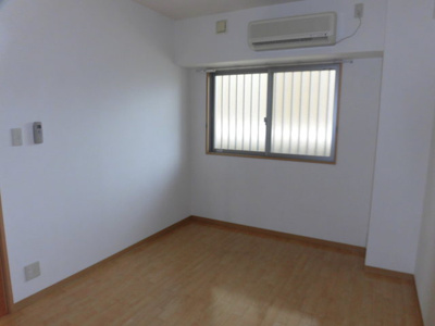 【居間・リビング】 | エバーグレイス | フローリングの綺麗なお部屋です。