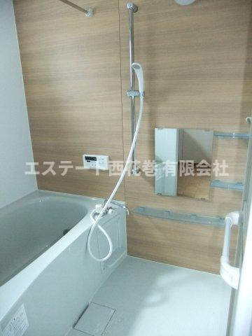 ラフィーナの浴室|窓があるので明るいです