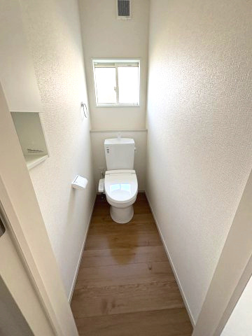 【トイレ】 | 糸島市荻浦3丁目1期・平屋　7号棟（全10区画）【仲介手数料無料・0円】 | 現地写真。1階のトイレです。