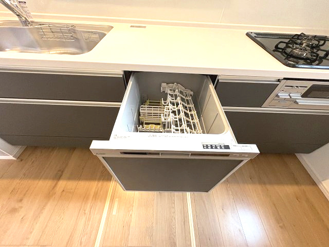 【キッチン】 | 糸島市荻浦3丁目1期・平屋　7号棟（全10区画）【仲介手数料無料・0円】 | 現地写真。食洗器が付いてます。