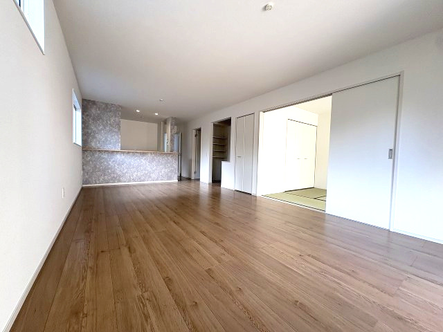 【居間・リビング】 | 糸島市荻浦3丁目1期・平屋　7号棟（全10区画）【仲介手数料無料・0円】 | 現地写真。リビングです。