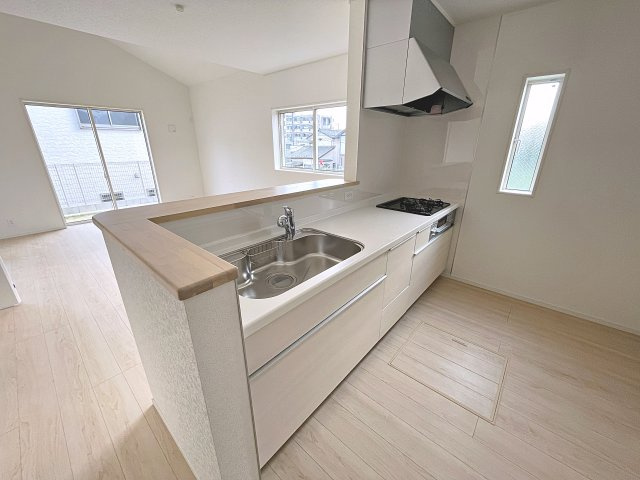 新築戸建・新築建売　郡山市菜根第8　桜小・第三中のキッチン|カウンター越しに会話が弾み、家族とのつながりを感じられる対面キッチンです！