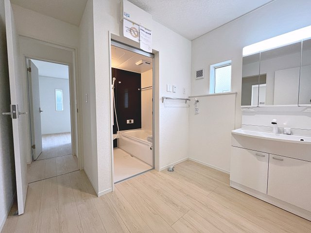 新築戸建・新築建売　郡山市菜根第8　桜小・第三中の洗面所|広々とした洗面室は出入り口が3か所あり回遊性の高い間取りです！