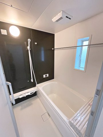 新築戸建・新築建売　郡山市菜根第8　桜小・第三中の浴室|浴室乾燥機付きで小窓がついているので簡単に換気が可能です！洗濯物干しもできるので便利！