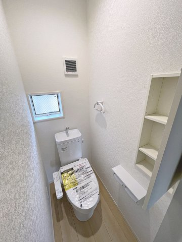 新築戸建・新築建売　郡山市菜根第8　桜小・第三中のトイレ|白を基調としており小窓で換気ができるので清潔感のある空間。ペーパーホルダーが2つあるのも便利です！