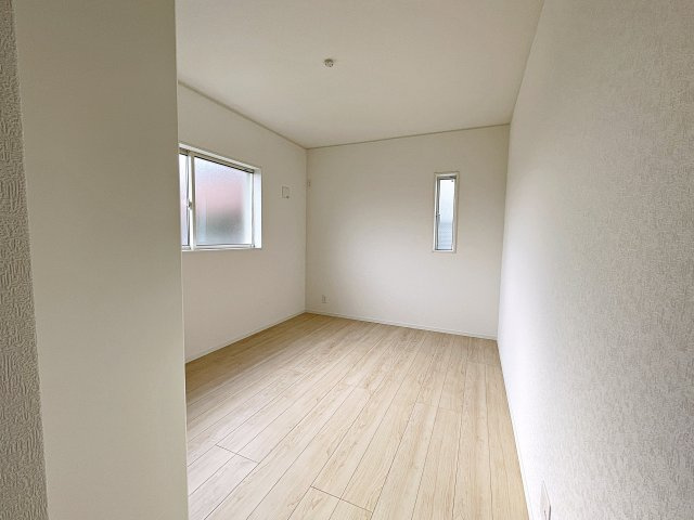 新築戸建・新築建売　郡山市菜根第8　桜小・第三中の洋室|6.5帖の洋室はご夫婦の主寝室としておすすめです！2面採光でたっぷりと日差しが入り明るいお部屋です！