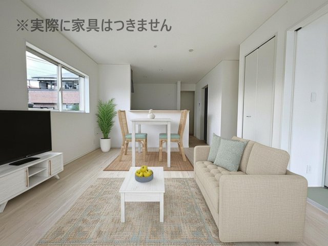 新築戸建・新築建売　郡山市菜根第8　桜小・第三中の居間・リビング|画像はバーチャルホームステージングの加工による演出で、実際の家具は付きません。