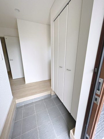 新築戸建・新築建売　郡山市菜根第8　桜小・第三中の玄関|大容量のシューズボックスがあり収納豊富な玄関スペース。玄関ドアから日差しが入り明るいです！