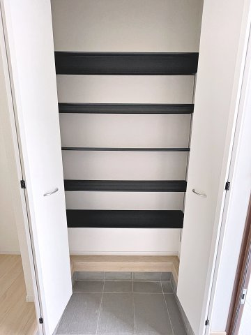 新築戸建・新築建売　郡山市菜根第8　桜小・第三中の収納|可動式の棚で高さを自由に変えることができるのできれいに靴が収納できます！
