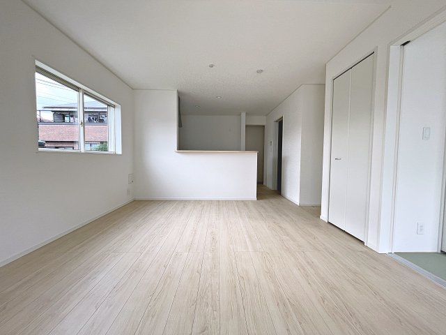 新築戸建・新築建売　郡山市菜根第8　桜小・第三中の居間・リビング|16.5帖のリビングは広々としており明るく開放的！