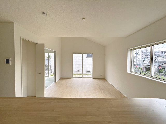 新築戸建・新築建売　郡山市菜根第8　桜小・第三中の居間・リビング|南側の大きな窓から日差しが入り明るいリビングはご家族皆さんの憩いの場です！