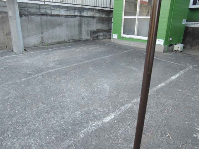 ベルハイツ長瀬A棟の駐車場