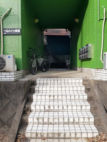 ベルハイツ長瀬A棟のエントランス