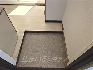 山田ビルの玄関