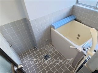 山田ビルの浴室|サーモ付きシャワー水栓・窓あり