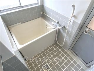 山田ビルの浴室|サーモ付きシャワー水栓・窓あり