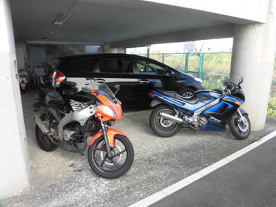 【駐車場】 | リバーサイドビューフラット | バイク置き場無料です。