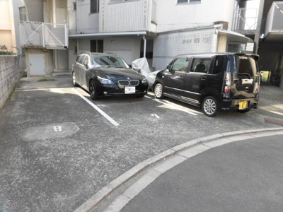 【駐車場】 | リバーサイドビューフラット | 敷地内駐車場です。