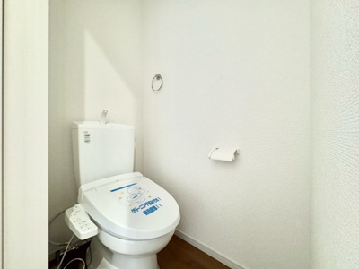 【トイレ】 | 伏見区醍醐古道町　新築戸建 | 【①号地】各階にトイレ完備で朝の忙しい時間も安心です。