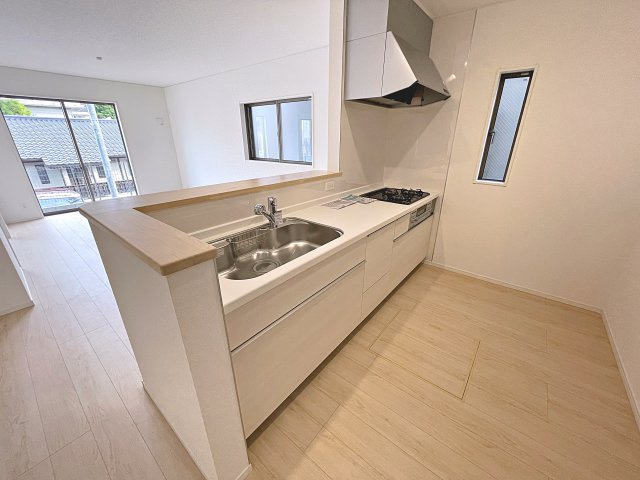 新築戸建・新築建売　郡山市菜根第8　桜小・第三中のキッチン|カウンター越しに会話が弾み、家族とのつながりを感じられる対面キッチンです！