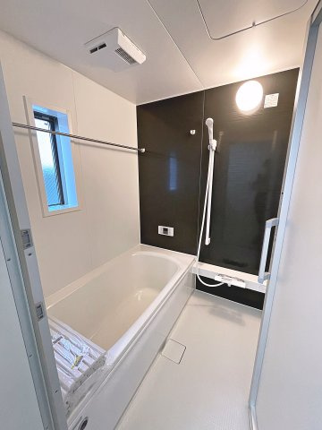 新築戸建・新築建売　郡山市菜根第8　桜小・第三中の浴室|浴室乾燥機付きで小窓がついているので簡単に換気が可能です！洗濯物干しもできるので便利！