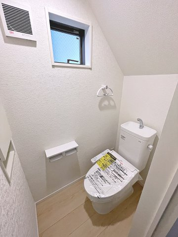 新築戸建・新築建売　郡山市菜根第8　桜小・第三中のトイレ|白を基調としており小窓で換気ができるので清潔感のある空間。ペーパーホルダーが2つあるのも便利です！