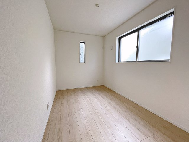 新築戸建・新築建売　郡山市菜根第8　桜小・第三中の洋室|5.5帖の洋室は北側の窓から一定した柔らかい光が入り、PC作業や読書などにも最適なお部屋です！