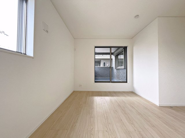 新築戸建・新築建売　郡山市菜根第8　桜小・第三中の洋室|7.2帖の洋室はバルコニーに面しており大きな窓から日差しが入るので気持ちの良いプライベート空間です！