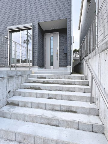 新築戸建・新築建売　郡山市菜根第8　桜小・第三中の玄関|モニター付きインターホンで訪問者を確認できるので、防犯対策やプライバシー保護など安心です！