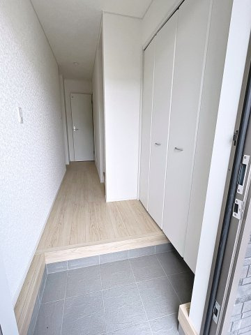 新築戸建・新築建売　郡山市菜根第8　桜小・第三中の玄関|大容量のシューズボックスがあり収納豊富な玄関スペース。玄関ドアから日差しが入り明るいです！