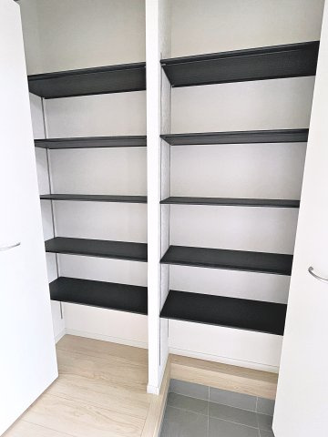 新築戸建・新築建売　郡山市菜根第8　桜小・第三中の収納|大容量のシューズボックスは高さが変えられる可動式の棚で便利！