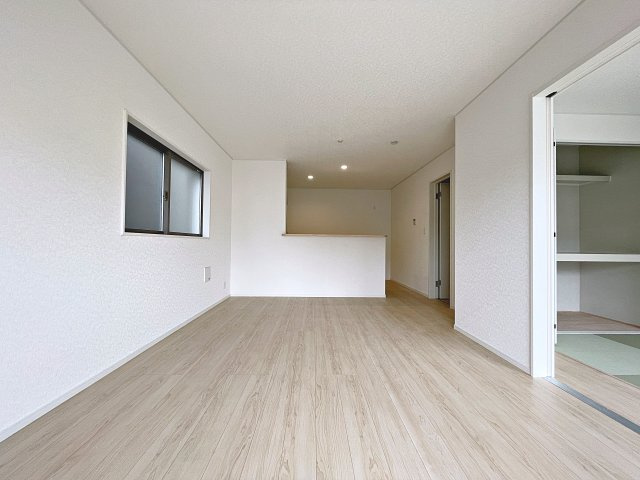 新築戸建・新築建売　郡山市菜根第8　桜小・第三中の居間・リビング|16帖のLDKは広々としており家族が集うくつろぎの空間です！