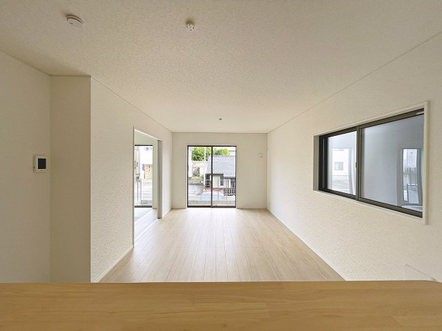 新築戸建・新築建売　郡山市菜根第8　桜小・第三中の居間・リビング|キッチンの前にダイニングテーブルを設置すれば、お料理の配膳もスムーズです！