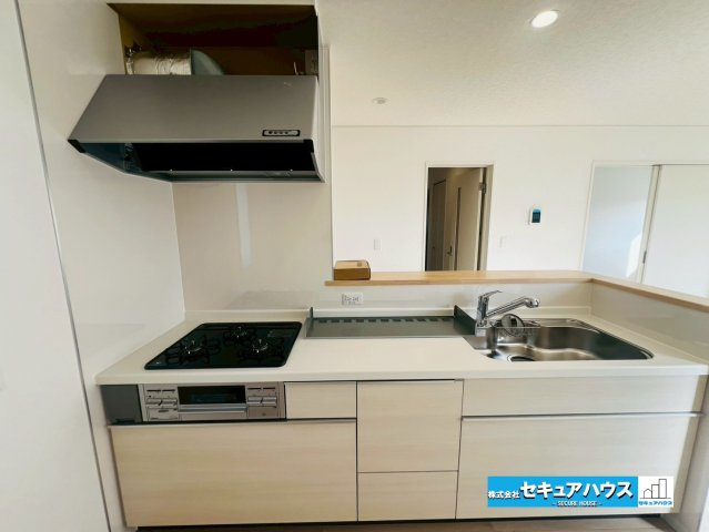 【今からご案内可能】東海市富木島町西長口　全3棟のキッチン|【キッチン】
◆同時にたくさんの料理が調理できる。「焼く・蒸す・煮る」の工程を同時進行で進めることができるので、料理を素早く作ることができます。育児でバタバタ忙しいママに嬉しい♪