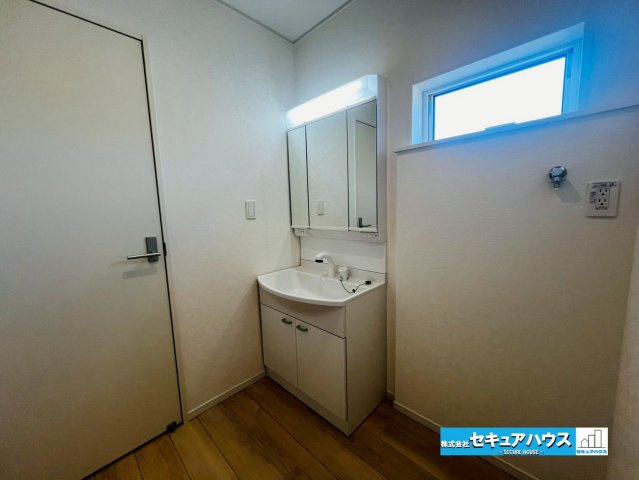 【今からご案内可能】東海市富木島町西長口　全3棟の独立洗面台|【洗面台】
◆鏡の裏にはたっぷりと収納スペースを標準装備！
◆電源を付属しているのでドライヤーなど利用できます。