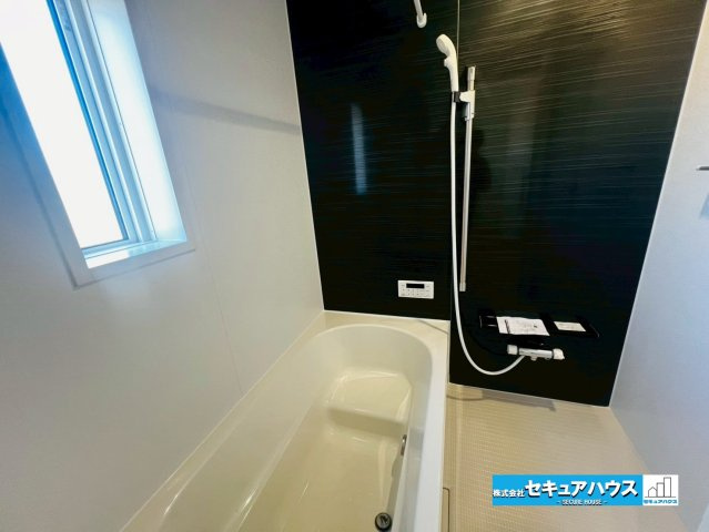 【今からご案内可能】東海市富木島町西長口　全3棟の浴室|【浴室イメージ】
◆アクセントパネルで落ち着きのある雰囲気を演出します。毎日の疲れを癒やすバスタイムをお楽しみ下さい！
◆窓付きで、カビの繁殖を抑える効果があります。