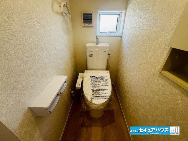 【今からご案内可能】東海市富木島町西長口　全3棟のトイレ|【高機能トイレ】
◆高機能トイレの多くは便器のフタの開閉が自動であり、使用後に手動で水を流す面倒もなく非常に便利です。スタイリッシュな見た目で、お掃除しやすく、節水効果が高いです。