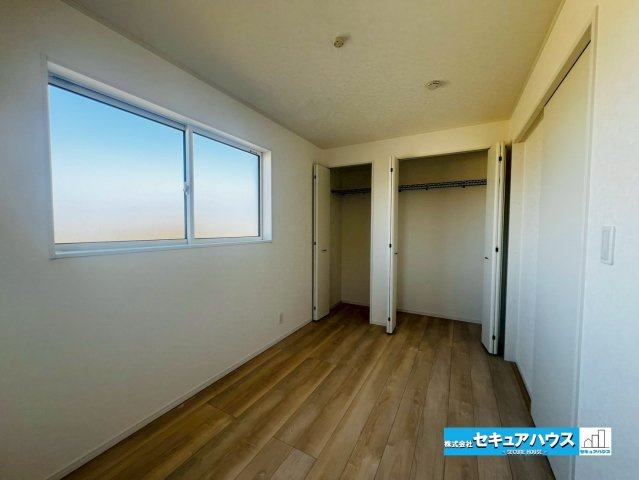 【今からご案内可能】東海市富木島町西長口　全3棟の洋室|【洋室】
◆広々とした居住空間は日々の暮らしを彩り、心のやすらぎと満足感を与えてくれます。通風と採光を考慮した設計は子供たちはのびのび育ち、家族でくつろぎと団らんを生み出します。