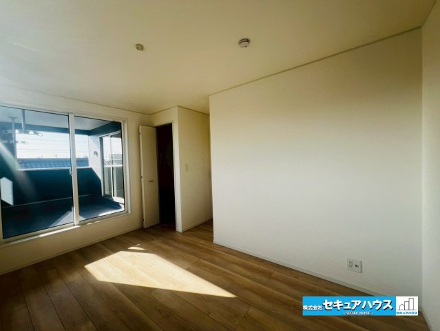 【今からご案内可能】東海市富木島町西長口　全3棟の洋室|【洋室】
◆家族一人ひとりの大切なプライベート空間。趣味に合わせて使って頂けるようシンプルに仕上げてあります。暮らし心地を大きく左右する収納を、適材適所に配置し使い勝手を考慮しました。　