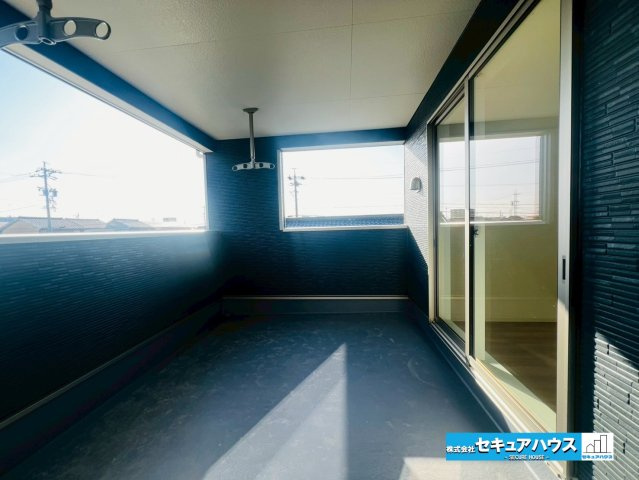 【今からご案内可能】東海市富木島町西長口　全3棟のバルコニー|【バルコニー】
◆見晴らしもよく、太陽の温かな温もりをめいっぱい受け止めてくれます。
太陽の光と爽やかな風を受けたお洗濯物はあっという間に乾き、取りこむ時には太陽の匂いを感じられそうですね。　