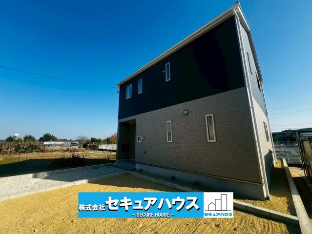 【今からご案内可能】東海市富木島町西長口　全3棟の外観|■現地外観写真
駐車並列2台可能！オプション工事でカーポート設置などいかがでしょうか。その他にも、フェンスなどの「オプション工事」もご提案いたします♪