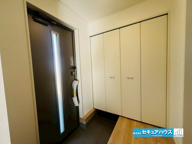 【今からご案内可能】東海市富木島町西長口　全3棟の玄関|【玄関】
◆光が差し込み明るいです。気分も晴れやかになりますね。
◆玄関には、収納力のあるシューズボックスがございます。玄関まわりがすっきり片付きます。　