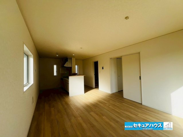 【今からご案内可能】東海市富木島町西長口　全3棟の居間・リビング|【LDK】
◆家族揃ってリビングで過ごすお休みの日が、楽しみになる場所となることでしょう。
対面式のオープンキッチンは、家事をしながら家族の様子が一目でわかる安心＆便利設備♪