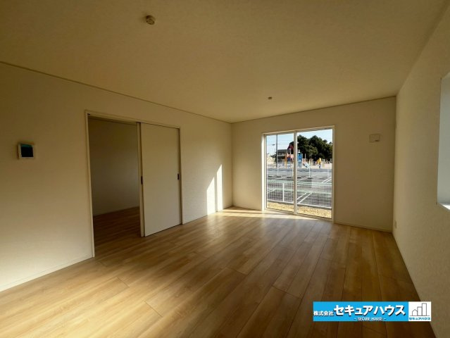 【今からご案内可能】東海市富木島町西長口　全3棟の居間・リビング|【LDK】
◆日当たりが良く温かい広々リビングは家族の団らんスペースになります。