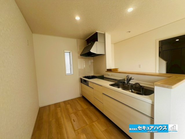 【今からご案内可能】東海市富木島町西長口　全3棟のキッチン|【キッチン】
◆広々としたキッチンスペースのため家族で並んで料理できます。