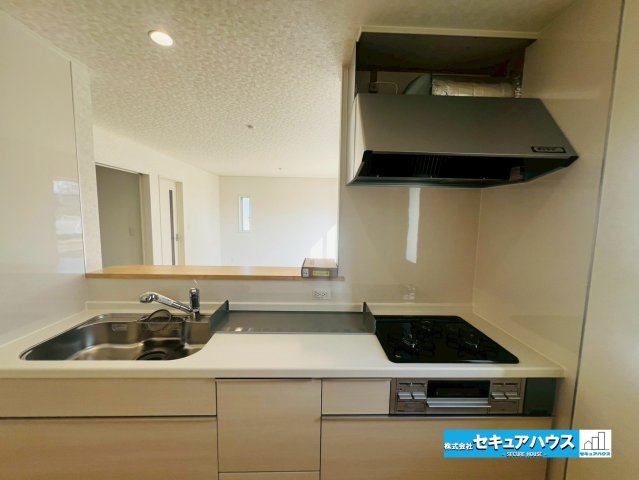 【今からご案内可能】東海市富木島町西長口 全3棟のキッチン|【キッチン】
◆同時にたくさんの料理が調理できる。「焼く・蒸す・煮る」の工程を同時進行で進めることができるので、料理を素早く作ることができます。育児でバタバタ忙しいママに嬉しい♪