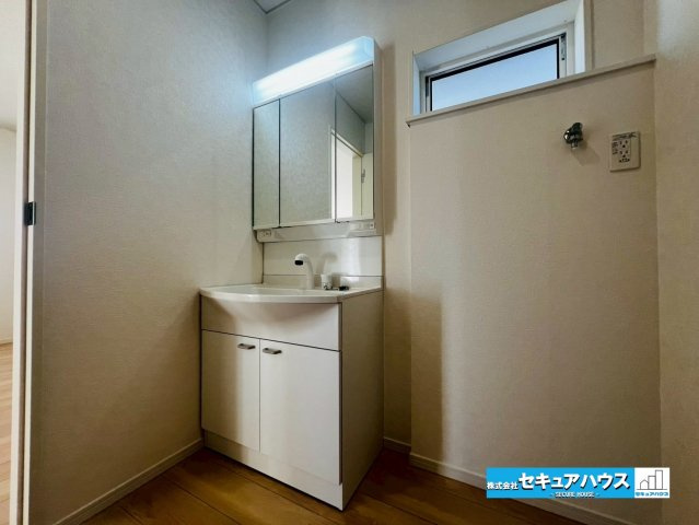 【同施工物件ご案内可能】東海市富木島町西長口 全3棟の内観：施工例|【浴室イメージ】
◆アクセントパネルで落ち着きのある雰囲気を演出します。毎日の疲れを癒やすバスタイムをお楽しみ下さい！
◆窓付きで、カビの繁殖を抑える効果があります。