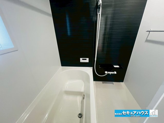 【今からご案内可能】東海市富木島町西長口 全3棟の浴室|【浴室】
◆アクセントパネルで落ち着きのある雰囲気を演出します。毎日の疲れを癒やすバスタイムをお楽しみ下さい！
◆窓付きで、カビの繁殖を抑える効果があります。